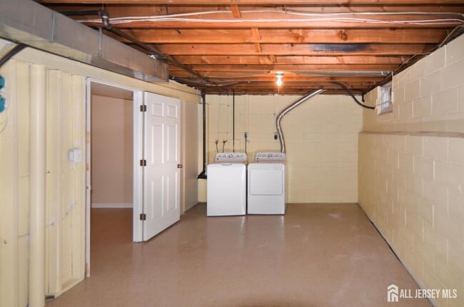 Building Photo - 202 Hidden Village Dr