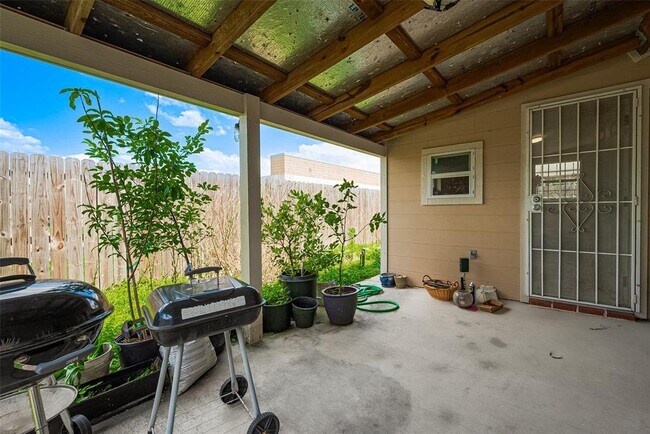 Building Photo - 8435 Westknoll Ln