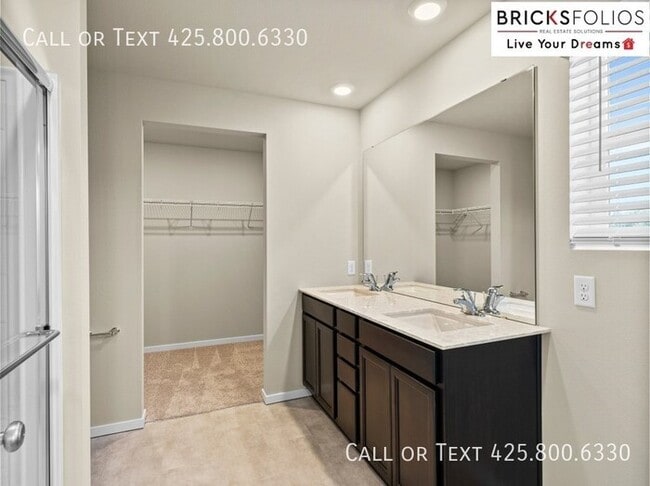 Building Photo - Inviting Home in Port Orchard with a Perfe...