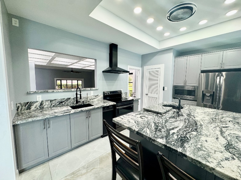 Building Photo - 709 Avenida Escandon