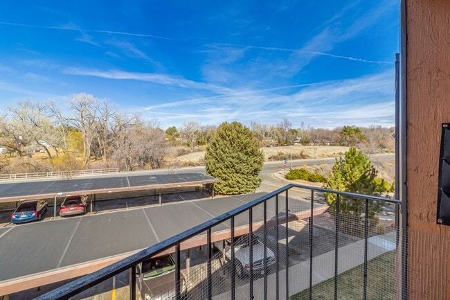 Building Photo - Bright & Spacious 1BD/1BA Top-Floor Unit with Stunning Views!
