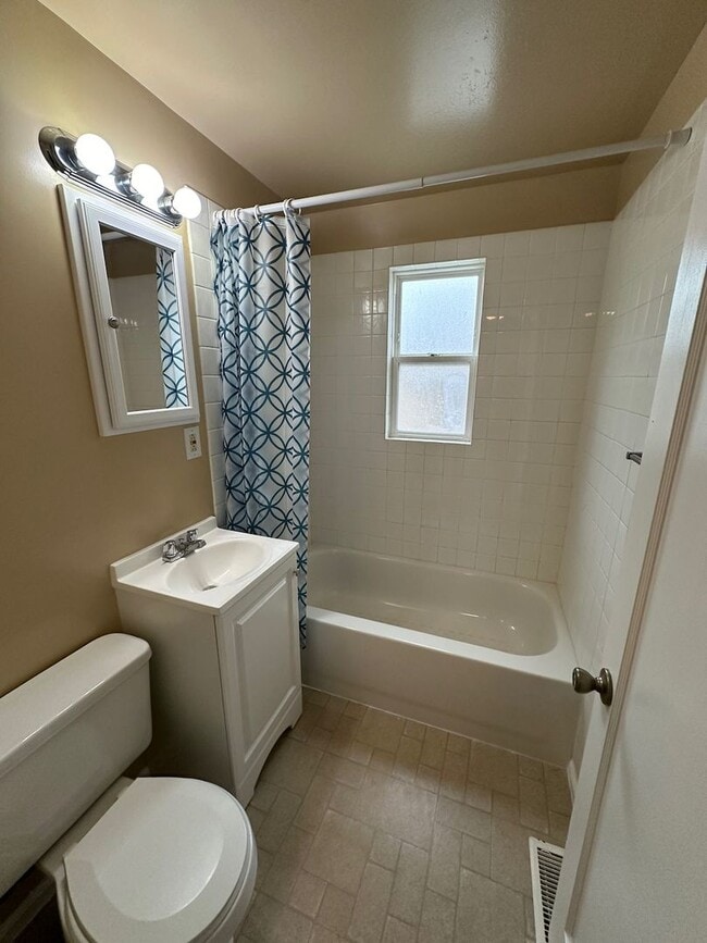 Building Photo - Cozy and Conveniently Located 2 Bed 1 Bath...