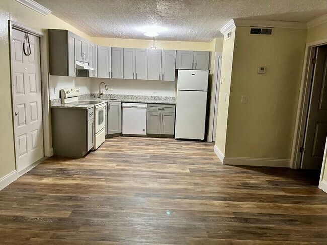 Building Photo - 1 Bedroom 2nd Floor Condo in East Orlando with Laminate Flooring and Scenic Balcony View!