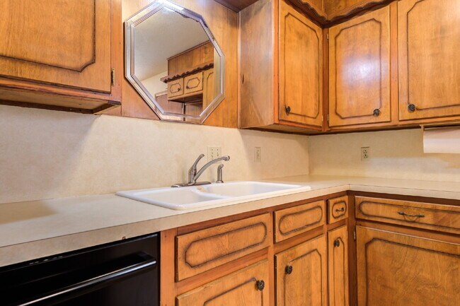 Building Photo - Wonderful 2 Bedroom 1.5 Bathroom Duplex!!!