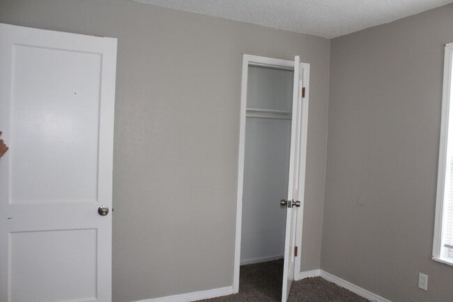 Building Photo - Cute and Affordable 2 beds!