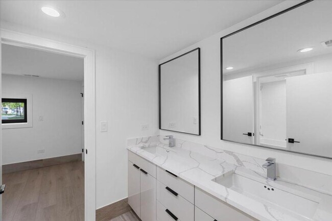 Building Photo - 4 bedroom in Chicago IL 60647