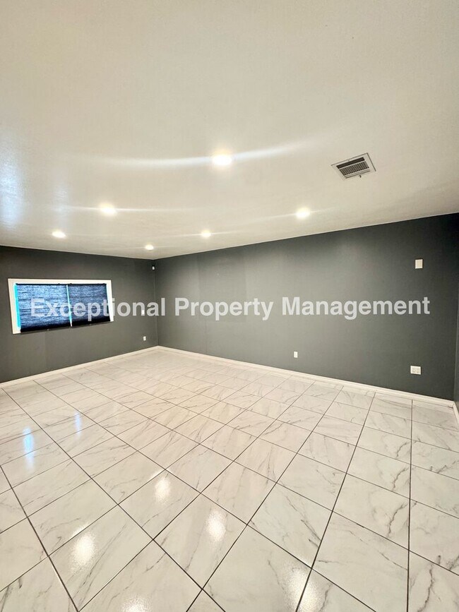 Building Photo - 8047 Laurel Ave