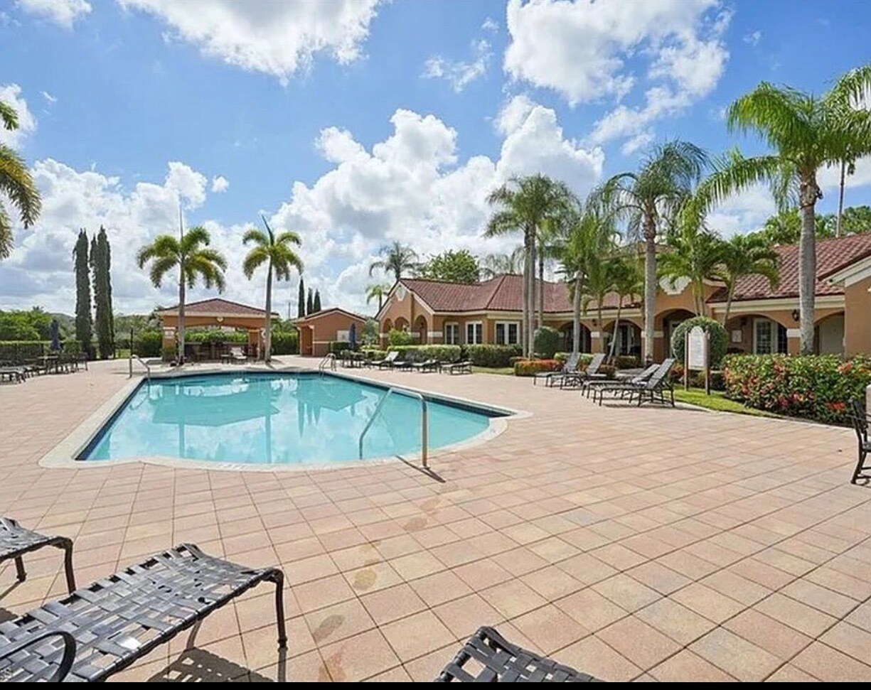 Building Photo - 1865 Florida Club Dr