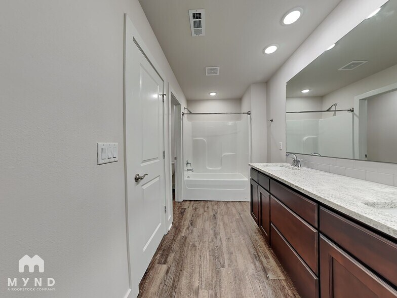 Building Photo - 1402 Love Ln