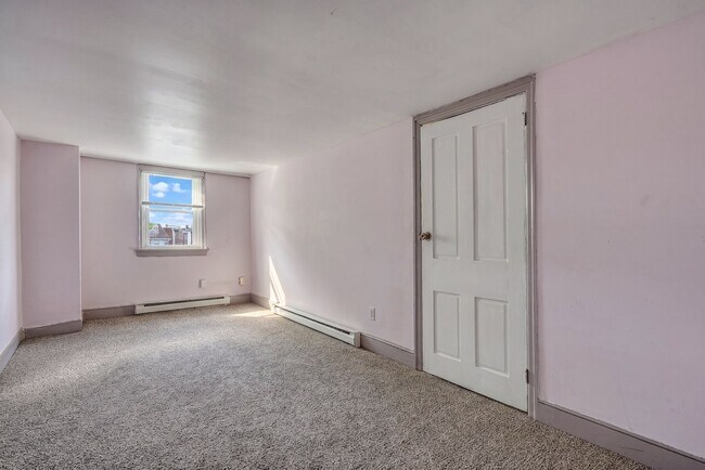 Building Photo - Newly Renovated 3 Bedroom, 1 Bathroom Townhouse