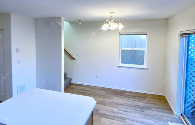 Building Photo - 2BR - 1.5BA Townhouse Living in the Heart ...