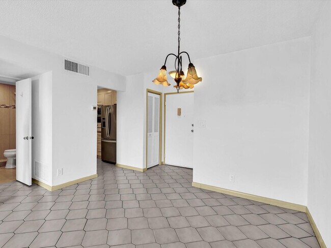 Building Photo - 900 NE 18th Ave