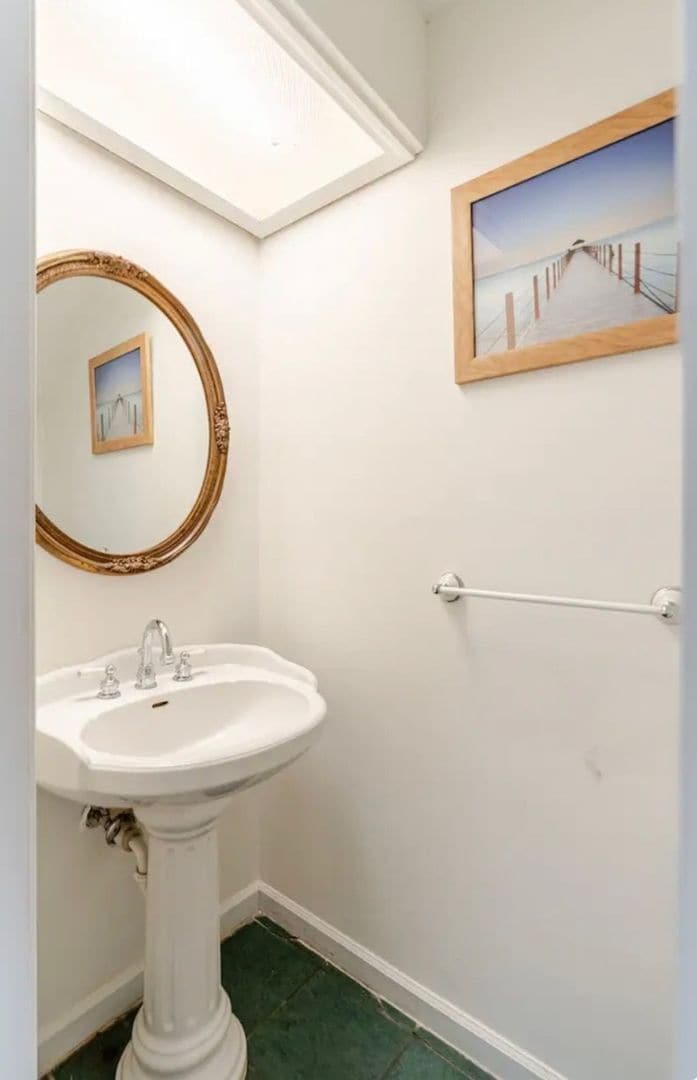 Building Photo - 400 17th Ave S