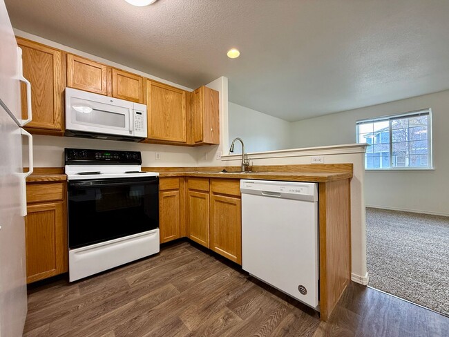 Building Photo - SCHEDULE A TOUR TO VIEW THIS NEWLY UPDATED TOWNHOME IN REDMOND!!