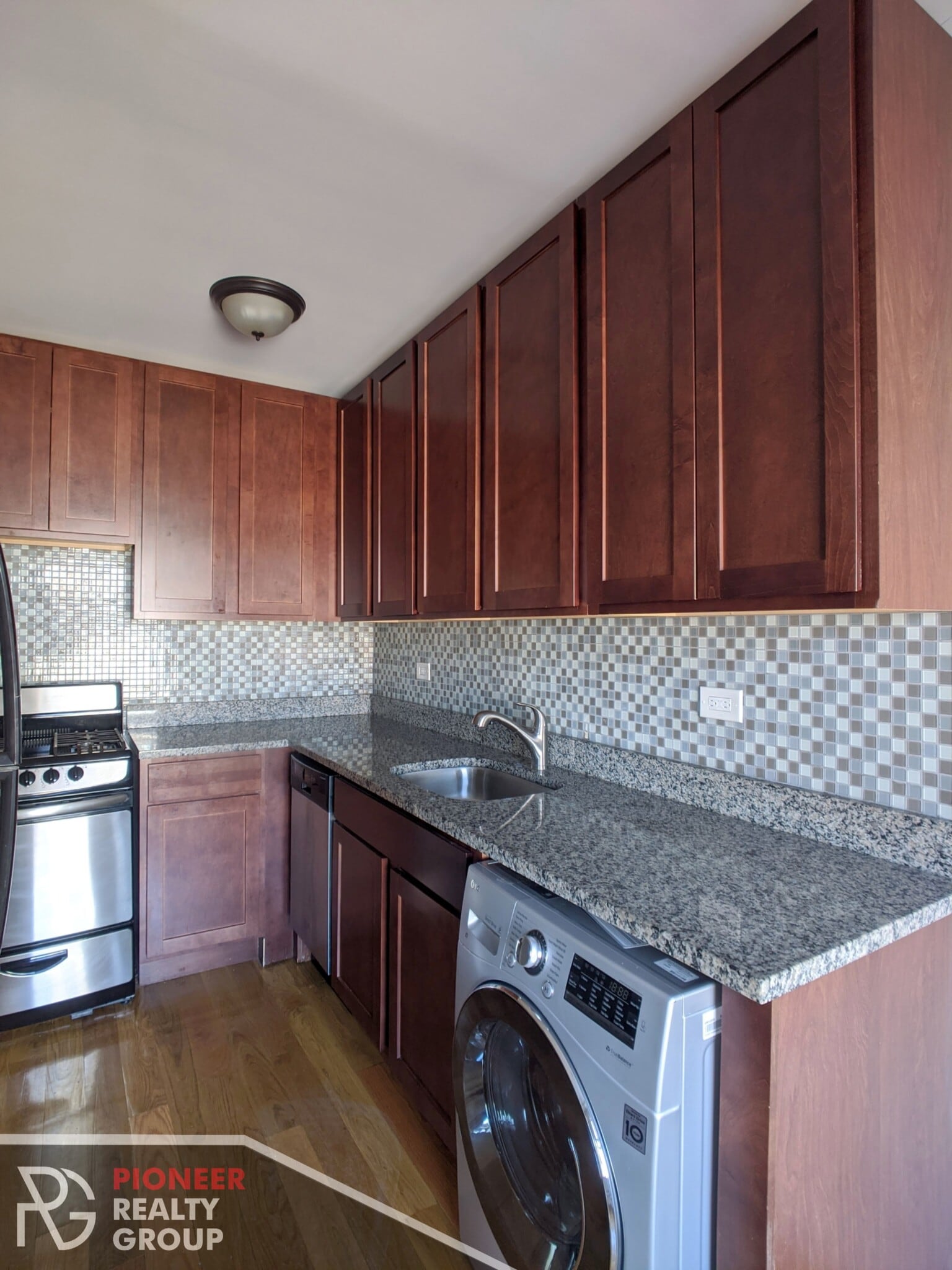 Building Photo - 560 W Arlington