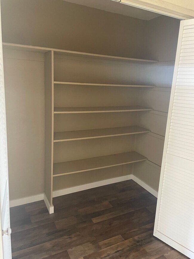 Building Photo - 00340-1554/1555 Wedgewood