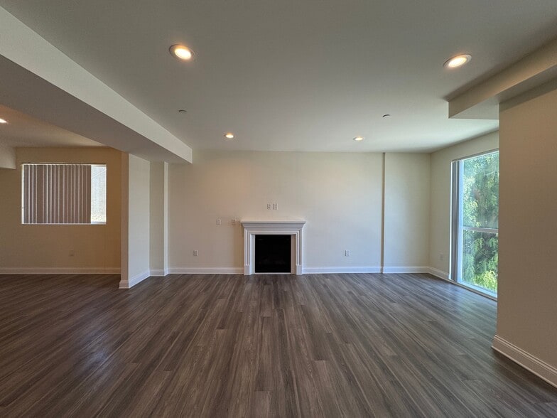 Building Photo - 14934 Burbank Blvd