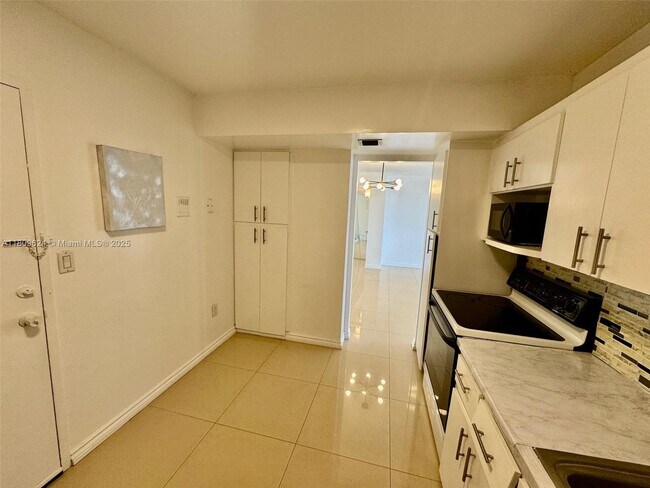 Building Photo - 1833 S Ocean Dr