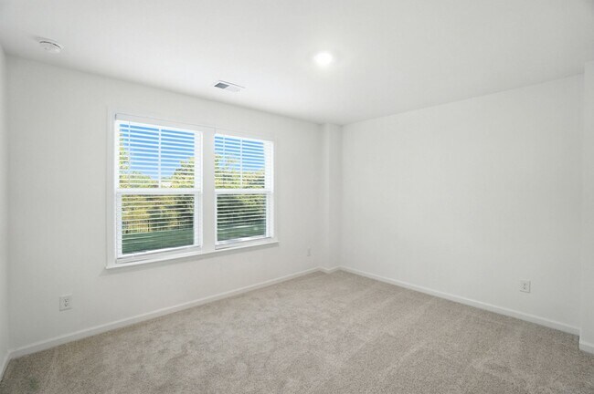Building Photo - Brand-new three-story townhome in the Univ...