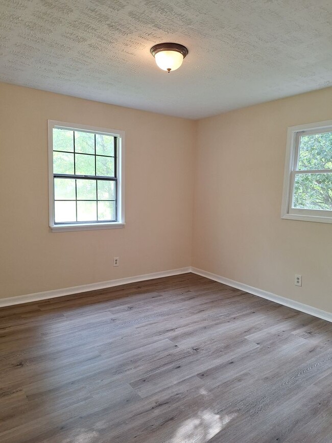 Building Photo - Large 3 Bedroom 2 Bath Ranch with Basement...