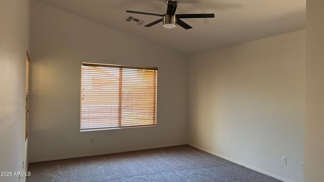 Building Photo - 734 E Iris Dr