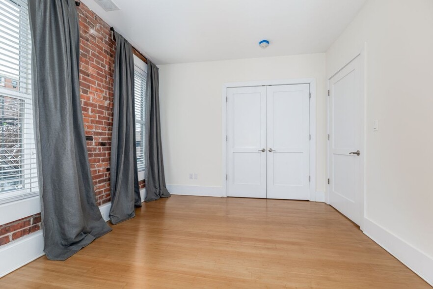 Building Photo - 116 Crown St