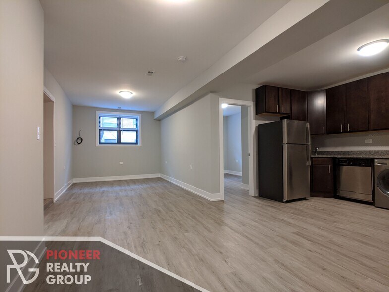 Building Photo - 812 W Waveland Ave