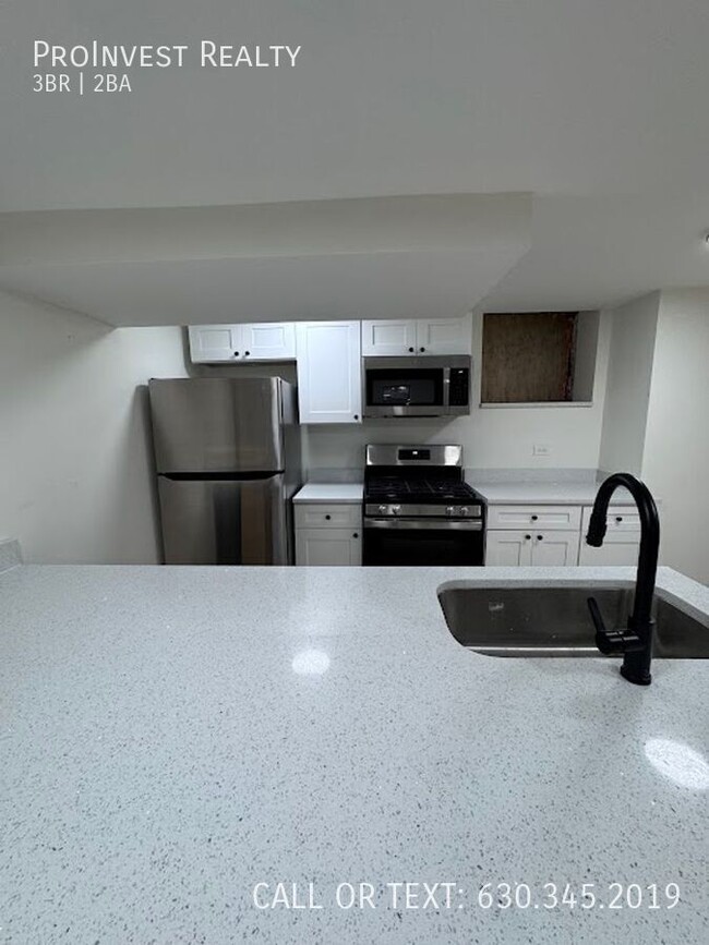 Building Photo - Newly Updated 3bed/2bath with In-Unit Wash...