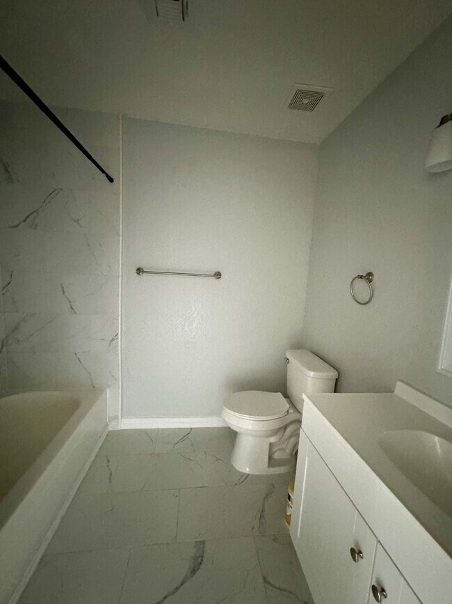 Building Photo - 4BD/3BA Henderson Townhome with Fireplace,...