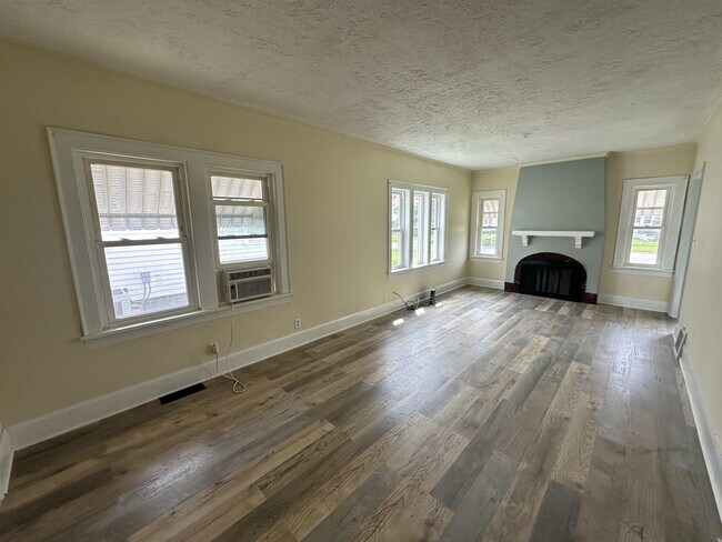 Building Photo - 1621 Bruner St