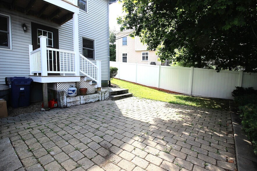 Building Photo - 154 Bigelow St