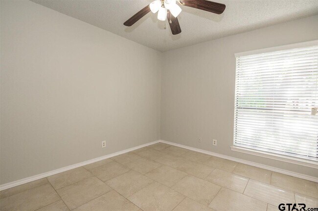 Building Photo - 5825 Hollytree Dr