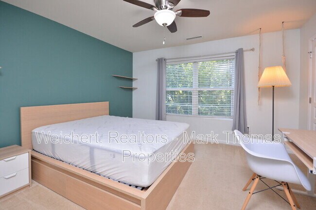 Building Photo - 100 Stratford Lakes Dr