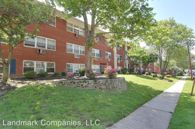 Building Photo - 220 W Sumner Ave