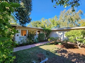 Building Photo - Charming three-bedroom, two-bath home in Midtown Palo Alto.
