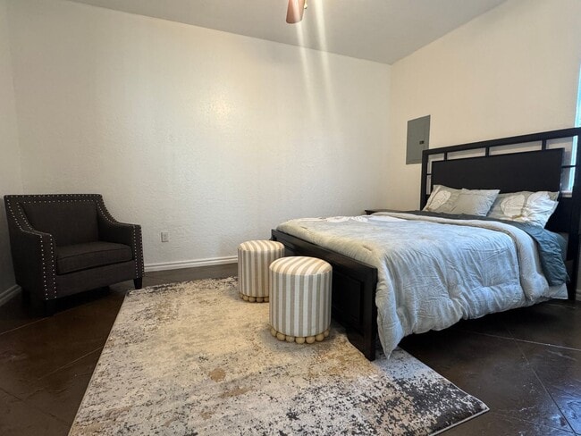 Building Photo - 2501 SW A Ave