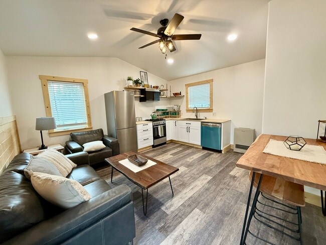 Building Photo - LIKE BRAND NEW SOLDOTNA HOME!