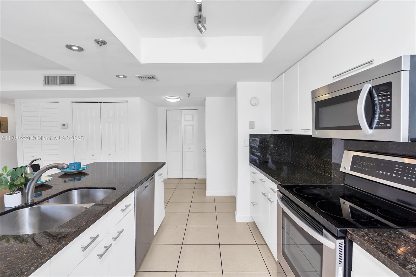 Building Photo - 2501 Brickell Ave