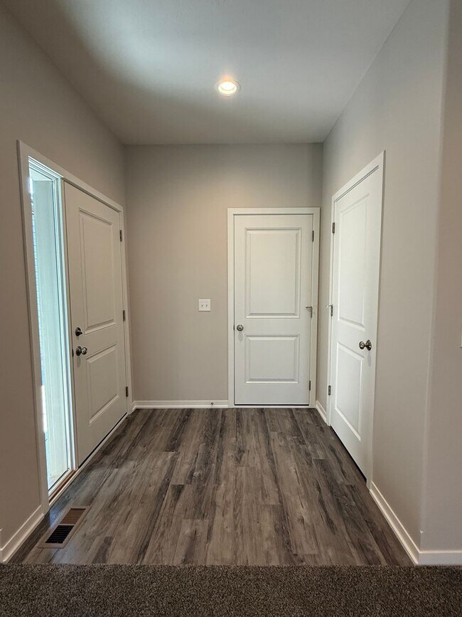 Building Photo - Ranch townhome with 2 stall garage. Spacious 2 bedrooms with walk in closets, 2.5 bathroom, 1st f...