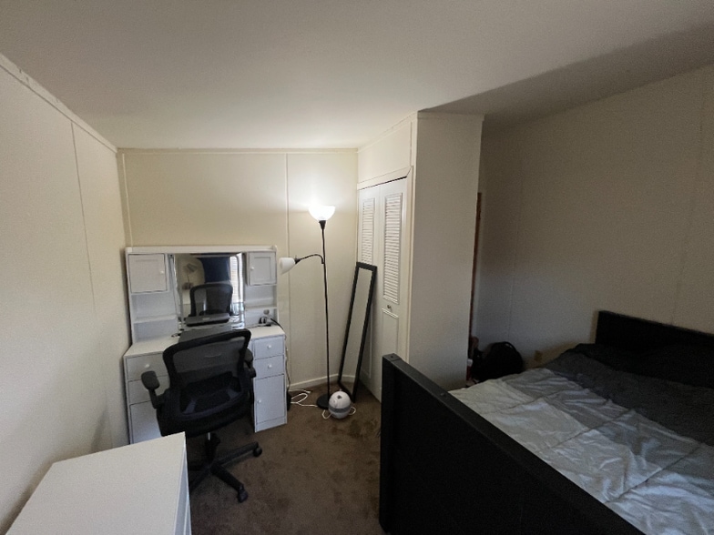 Building Photo - 1040 N Pleasant St