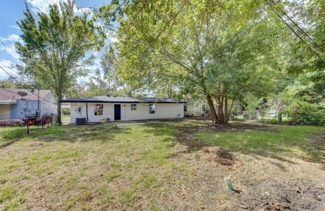 Building Photo - 5611 Doulton Dr