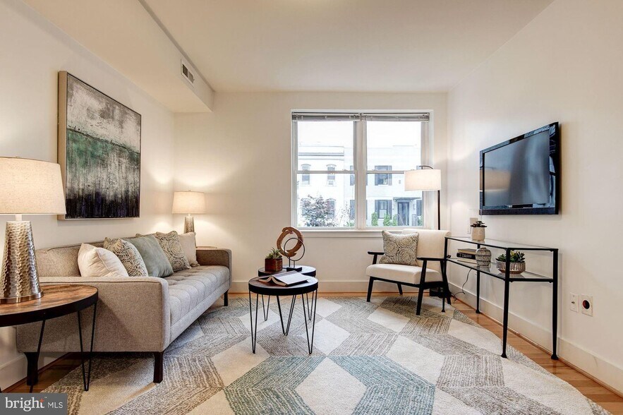 Building Photo - 809 Otis Pl NW