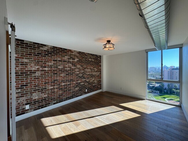 Building Photo - Luxury 2 Bedroom Condo Available at Regency House in Central Phoenix!