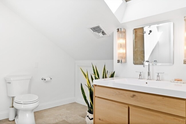 Building Photo - 90 Maple Pl