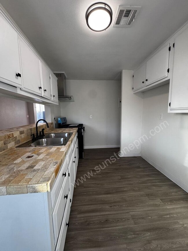 Building Photo - 1200 W 9th St