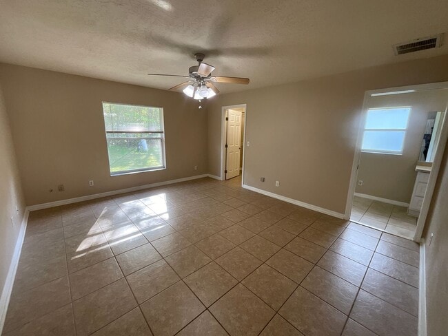 Building Photo - *** NOT AVAILABLE TO SHOW BEFORE MAY 15TH *** Great Location - SE Ocala Home 3/2/2 **Won't Last***