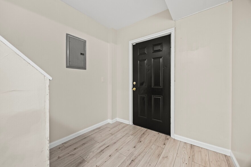 Building Photo - 16 School St