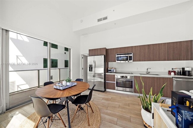 Building Photo - 1600 SW 1st Ave