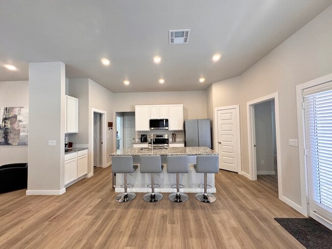 Building Photo - 10817 Saloon St