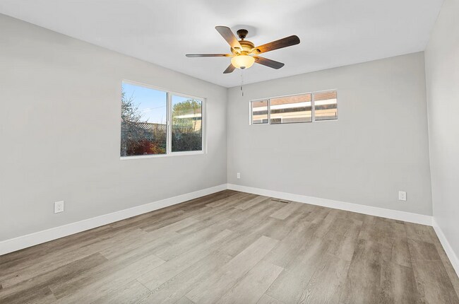 Building Photo - Bathrooms on bathrooms!